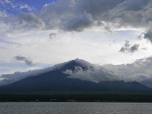 雲に包まれた富士山