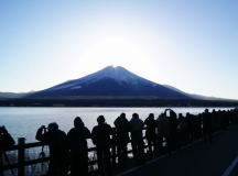 ダイヤモンド富士を撮影する人々