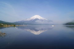 朝もやと富士山