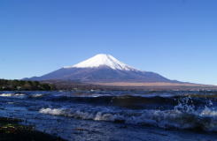 強風の山中湖と富士
